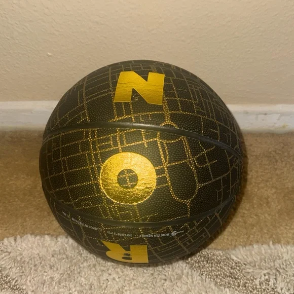 Toronto Edition Collector's Basketball Round21 - Picture 5 of 9